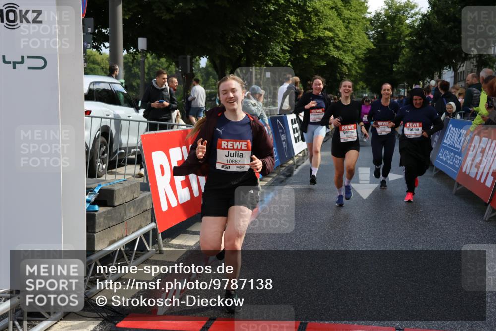14.06.2026 - REWE Women's Run Strokosch-Dieckow http://msf.ph/oto/9787138 14.06.2026 10:13:22 Ziel 10186, 10297, 10362, 10366, 10502, 10695, 10887, 11113, 11143, 11166, 11282, 11340, 11420, 11437 meine-sportfotos.de