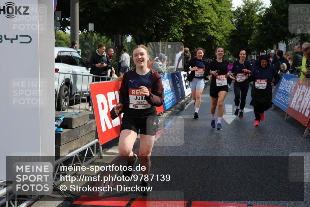 14.06.2026 - REWE Women's Run Strokosch-Dieckow http://msf.ph/oto/9787139 14.06.2026 10:13:22 Ziel 10186, 10297, 10362, 10366, 10502, 10695, 10887, 11113, 11143, 11166, 11282, 11340, 11420, 11437 meine-sportfotos.de