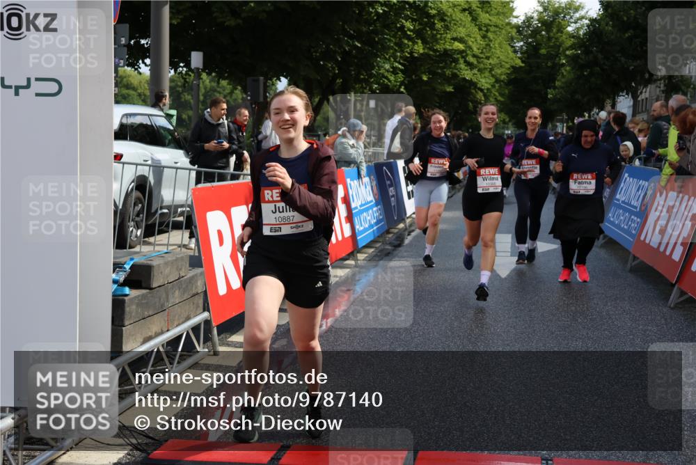 14.06.2026 - REWE Women's Run Strokosch-Dieckow http://msf.ph/oto/9787140 14.06.2026 10:13:22 Ziel 10186, 10297, 10362, 10366, 10502, 10695, 10887, 11113, 11143, 11166, 11282, 11340, 11420, 11437 meine-sportfotos.de