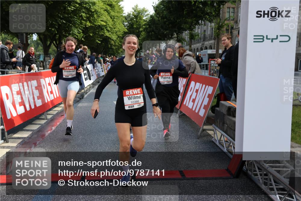 14.06.2026 - REWE Women's Run Strokosch-Dieckow http://msf.ph/oto/9787141 14.06.2026 10:13:23 Ziel 10186, 10297, 10362, 10366, 10502, 10695, 10887, 11113, 11143, 11166, 11282, 11340, 11420, 11437 meine-sportfotos.de
