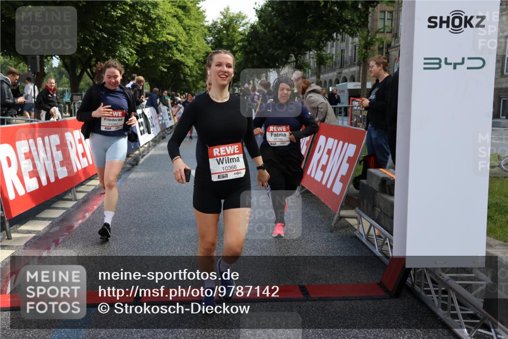 14.06.2026 - REWE Women's Run Strokosch-Dieckow http://msf.ph/oto/9787142 14.06.2026 10:13:23 Ziel 10186, 10297, 10362, 10366, 10502, 10695, 10887, 11113, 11143, 11166, 11282, 11340, 11420, 11437 meine-sportfotos.de