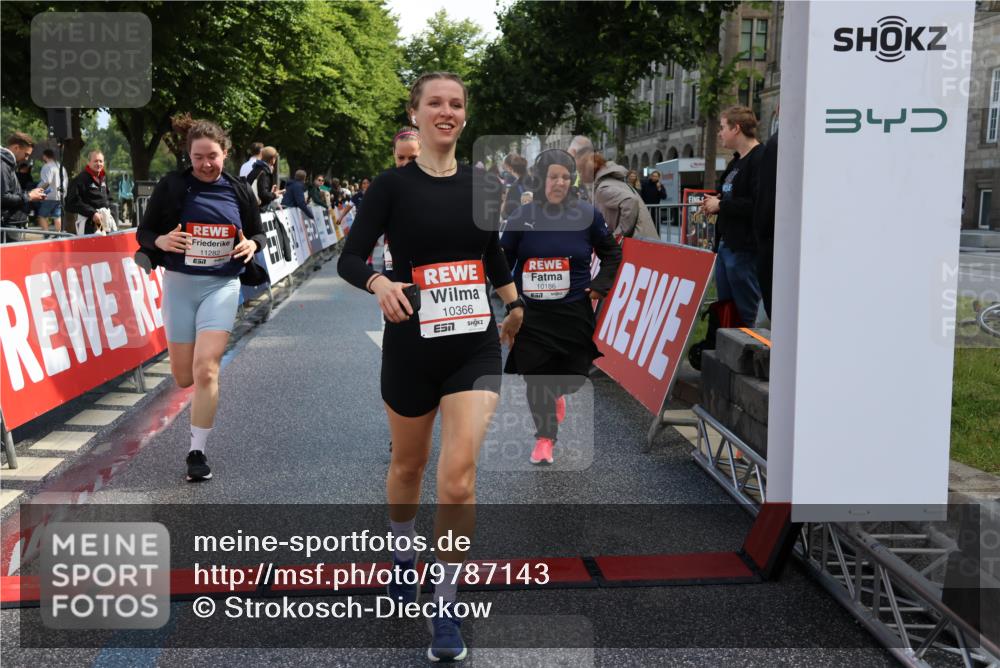 14.06.2026 - REWE Women's Run Strokosch-Dieckow http://msf.ph/oto/9787143 14.06.2026 10:13:23 Ziel 10186, 10297, 10362, 10366, 10502, 10695, 10887, 11113, 11143, 11166, 11282, 11340, 11420, 11437 meine-sportfotos.de