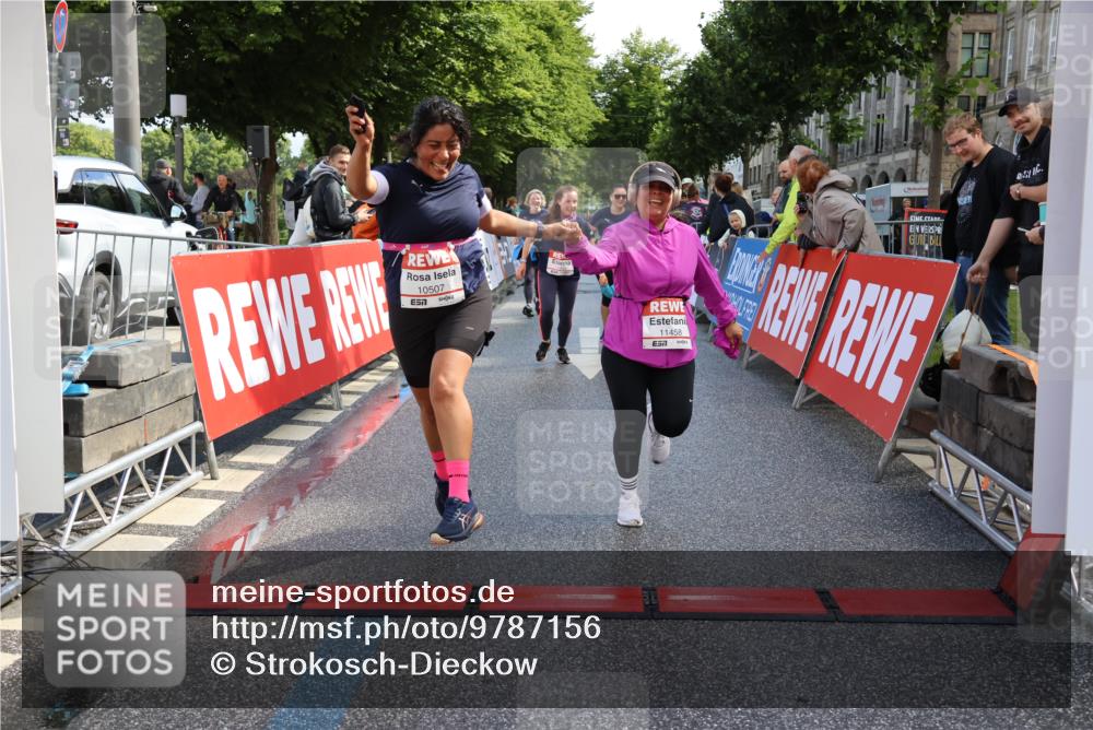 14.06.2026 - REWE Women's Run Strokosch-Dieckow http://msf.ph/oto/9787156 14.06.2026 10:13:29 Ziel 10186, 10297, 10366, 10507, 10887, 10948, 11257, 11282, 11362, 11458 meine-sportfotos.de