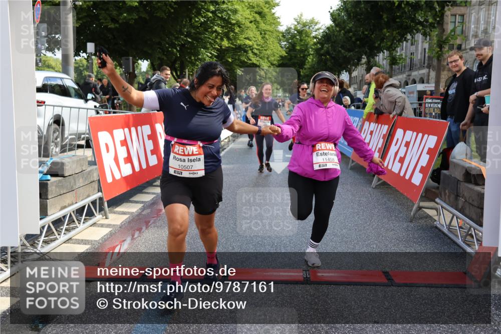 14.06.2026 - REWE Women's Run Strokosch-Dieckow http://msf.ph/oto/9787161 14.06.2026 10:13:29 Ziel 10186, 10297, 10366, 10507, 10887, 10948, 11257, 11282, 11362, 11458 meine-sportfotos.de