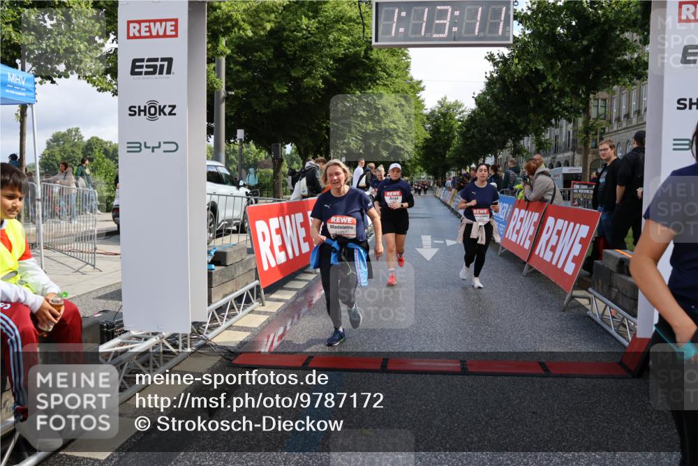 14.06.2026 - REWE Women's Run Strokosch-Dieckow http://msf.ph/oto/9787172 14.06.2026 10:13:33 Ziel 10507, 10688, 10909, 10948, 11257, 11362, 11457, 11458 meine-sportfotos.de