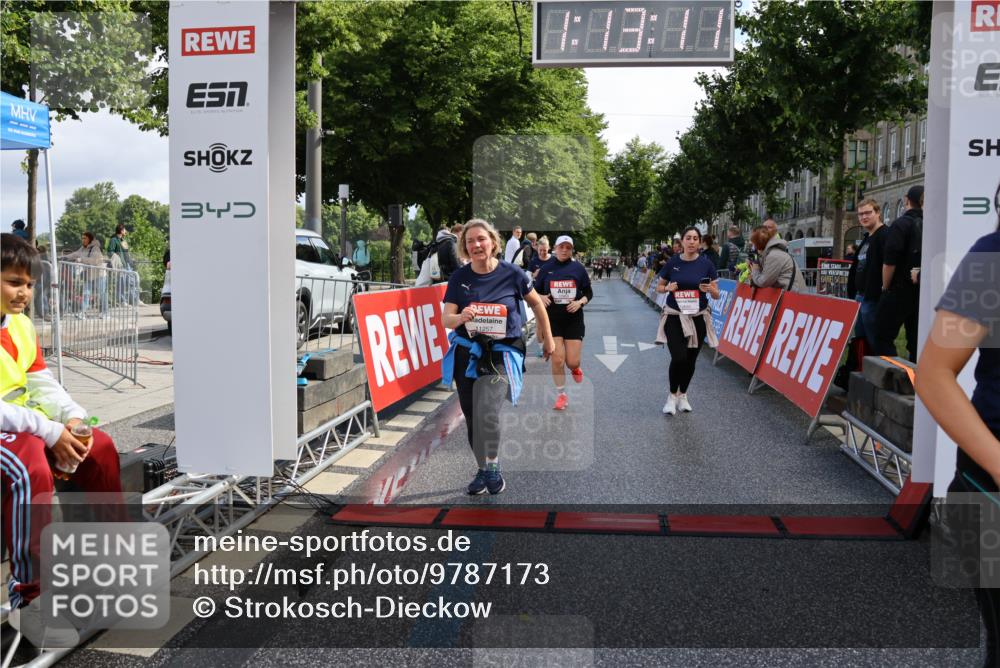14.06.2026 - REWE Women's Run Strokosch-Dieckow http://msf.ph/oto/9787173 14.06.2026 10:13:34 Ziel 10507, 10688, 10909, 10948, 11257, 11362, 11457, 11458 meine-sportfotos.de