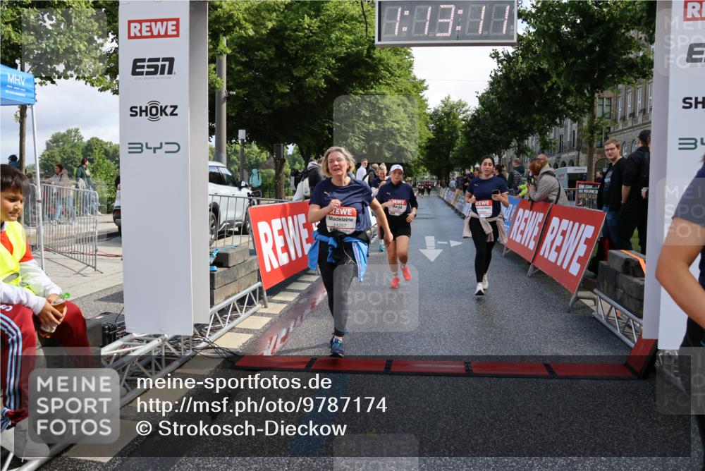 14.06.2026 - REWE Women's Run Strokosch-Dieckow http://msf.ph/oto/9787174 14.06.2026 10:13:34 Ziel 10507, 10688, 10909, 10948, 11257, 11362, 11457, 11458 meine-sportfotos.de
