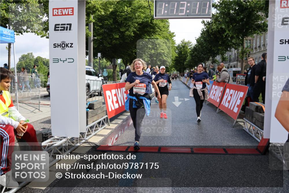 14.06.2026 - REWE Women's Run Strokosch-Dieckow http://msf.ph/oto/9787175 14.06.2026 10:13:34 Ziel 10507, 10688, 10909, 10948, 11257, 11362, 11457, 11458 meine-sportfotos.de