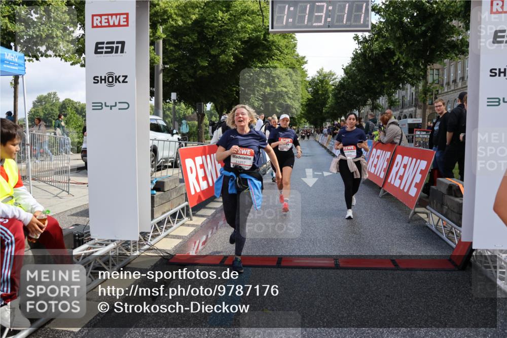 14.06.2026 - REWE Women's Run Strokosch-Dieckow http://msf.ph/oto/9787176 14.06.2026 10:13:34 Ziel 10507, 10688, 10909, 10948, 11257, 11362, 11457, 11458 meine-sportfotos.de