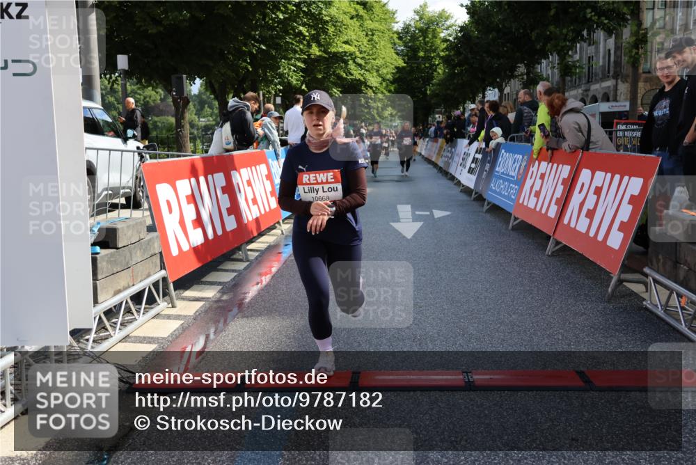 14.06.2026 - REWE Women's Run Strokosch-Dieckow http://msf.ph/oto/9787182 14.06.2026 10:13:52 Ziel 10668 meine-sportfotos.de