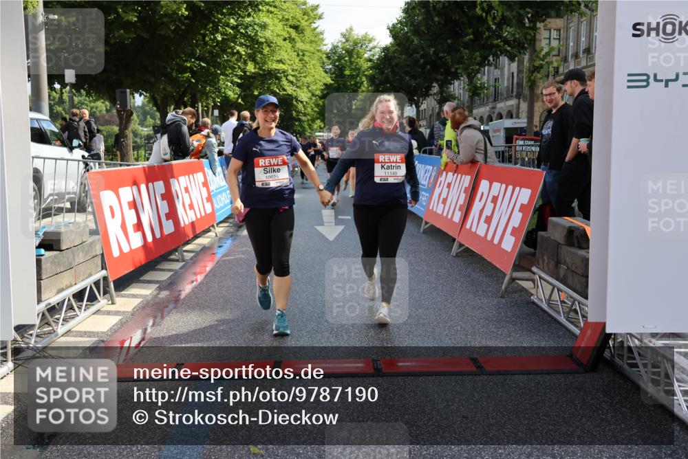 14.06.2026 - REWE Women's Run Strokosch-Dieckow http://msf.ph/oto/9787190 14.06.2026 10:14:00 Ziel 10384, 10625, 10668, 11149 meine-sportfotos.de