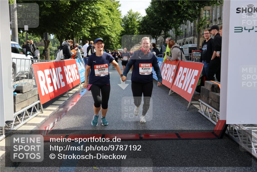 14.06.2026 - REWE Women's Run Strokosch-Dieckow http://msf.ph/oto/9787192 14.06.2026 10:14:01 Ziel 10384, 10625, 11149 meine-sportfotos.de
