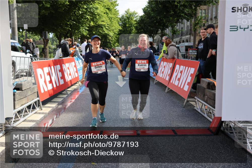 14.06.2026 - REWE Women's Run Strokosch-Dieckow http://msf.ph/oto/9787193 14.06.2026 10:14:01 Ziel 10384, 10625, 11149 meine-sportfotos.de