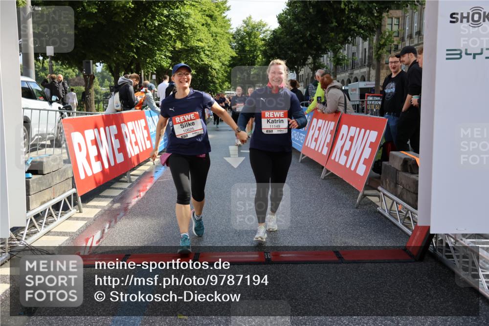 14.06.2026 - REWE Women's Run Strokosch-Dieckow http://msf.ph/oto/9787194 14.06.2026 10:14:01 Ziel 10384, 10625, 11149 meine-sportfotos.de
