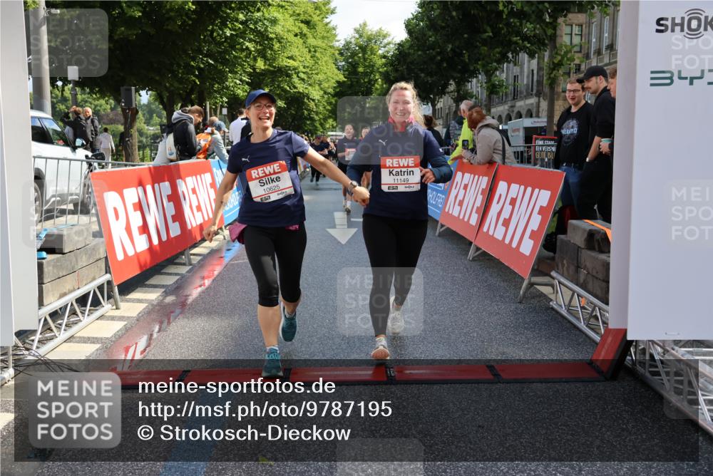 14.06.2026 - REWE Women's Run Strokosch-Dieckow http://msf.ph/oto/9787195 14.06.2026 10:14:01 Ziel 10384, 10625, 11149 meine-sportfotos.de