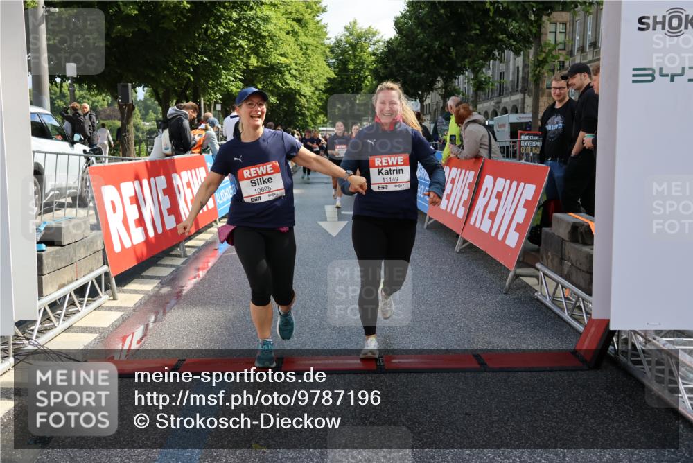 14.06.2026 - REWE Women's Run Strokosch-Dieckow http://msf.ph/oto/9787196 14.06.2026 10:14:01 Ziel 10384, 10625, 11149 meine-sportfotos.de