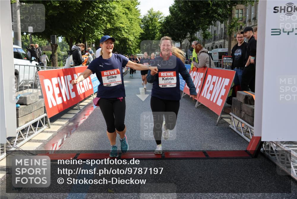 14.06.2026 - REWE Women's Run Strokosch-Dieckow http://msf.ph/oto/9787197 14.06.2026 10:14:01 Ziel 10384, 10625, 11149 meine-sportfotos.de