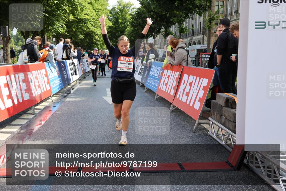 14.06.2026 - REWE Women's Run Strokosch-Dieckow http://msf.ph/oto/9787199 14.06.2026 10:14:04 Ziel 10384, 10555, 10625, 11149 meine-sportfotos.de
