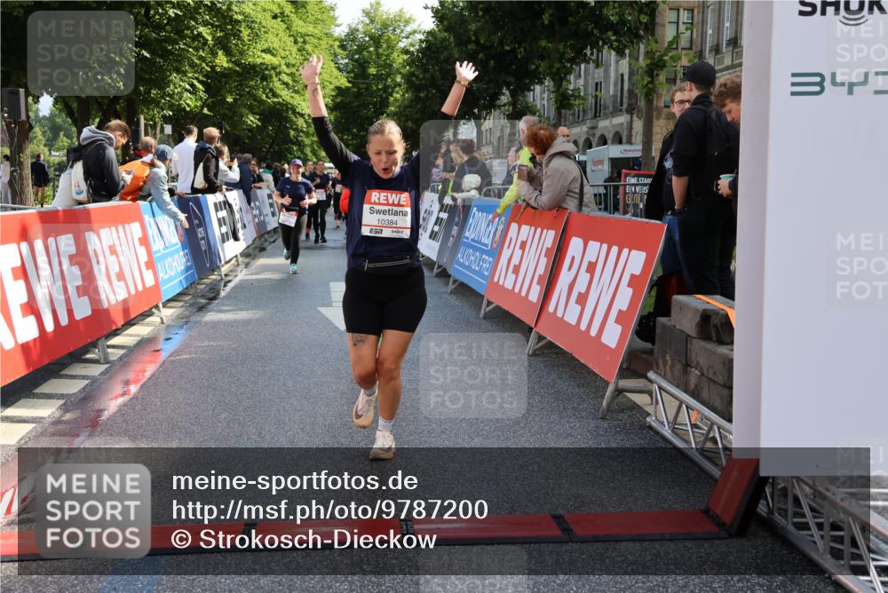 14.06.2026 - REWE Women's Run Strokosch-Dieckow http://msf.ph/oto/9787200 14.06.2026 10:14:04 Ziel 10384, 10555, 10625, 11149 meine-sportfotos.de