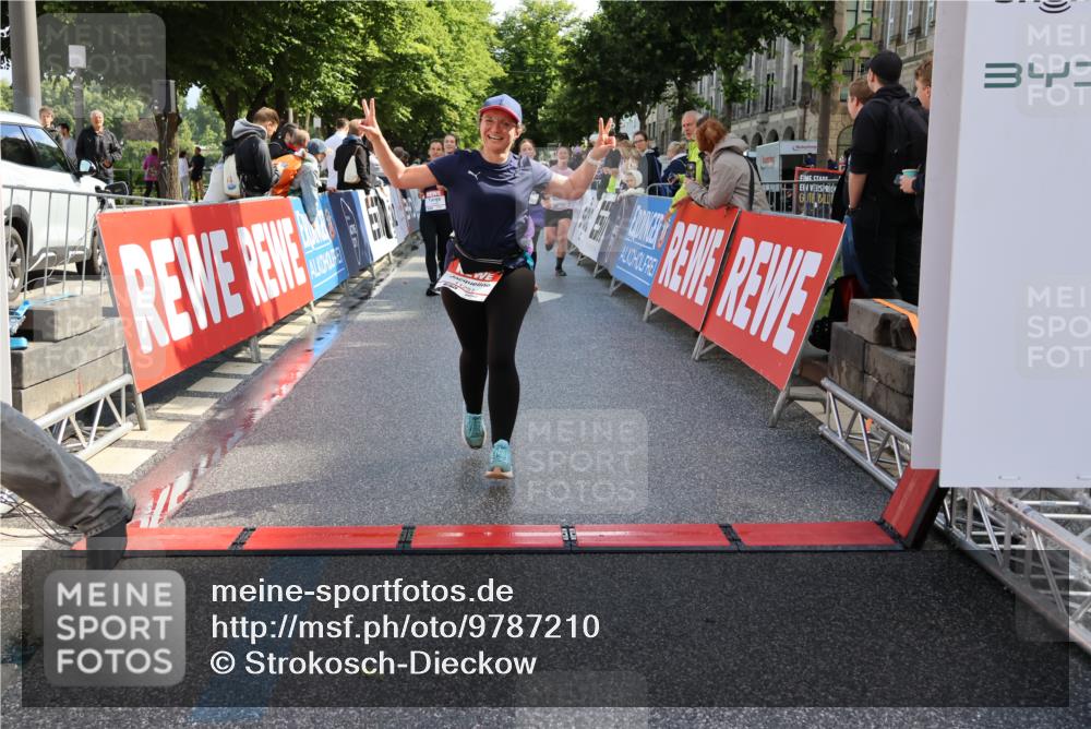 14.06.2026 - REWE Women's Run Strokosch-Dieckow http://msf.ph/oto/9787210 14.06.2026 10:14:08 Ziel 10040, 10241, 10384, 10555, 10596, 10625, 11149, 11251, 11445 meine-sportfotos.de
