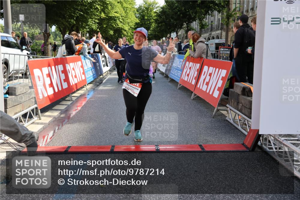 14.06.2026 - REWE Women's Run Strokosch-Dieckow http://msf.ph/oto/9787214 14.06.2026 10:14:09 Ziel 10040, 10241, 10384, 10555, 10596, 11149, 11251, 11445 meine-sportfotos.de