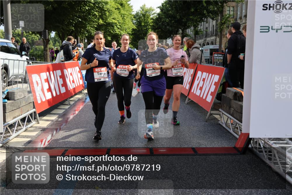 14.06.2026 - REWE Women's Run Strokosch-Dieckow http://msf.ph/oto/9787219 14.06.2026 10:14:12 Ziel 10040, 10241, 10321, 10384, 10458, 10498, 10536, 10555, 10596, 11251, 11445 meine-sportfotos.de