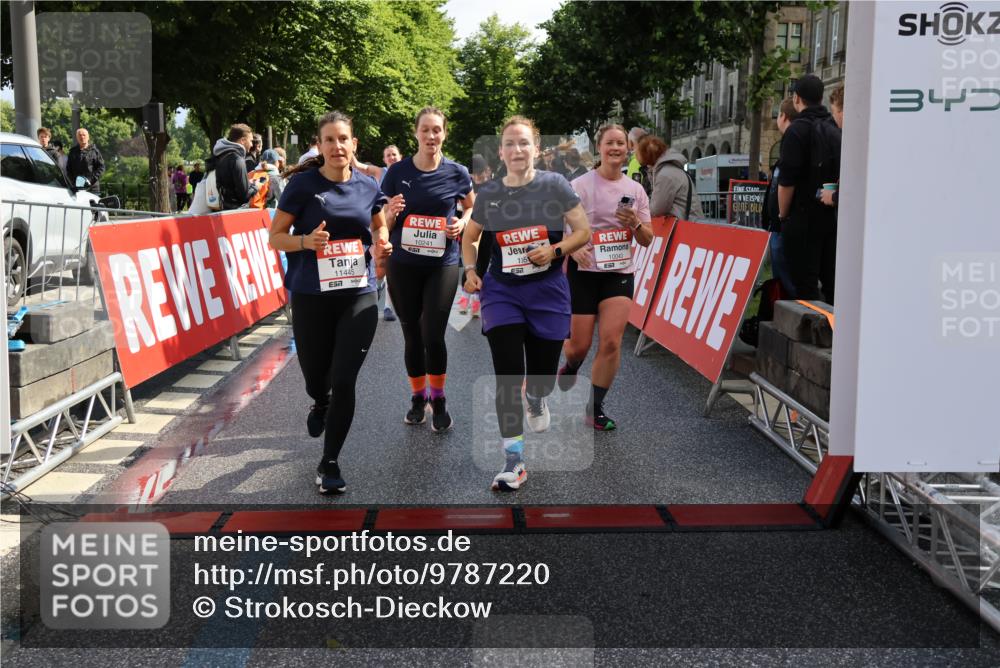 14.06.2026 - REWE Women's Run Strokosch-Dieckow http://msf.ph/oto/9787220 14.06.2026 10:14:12 Ziel 10040, 10241, 10321, 10384, 10458, 10498, 10536, 10555, 10596, 11251, 11445 meine-sportfotos.de