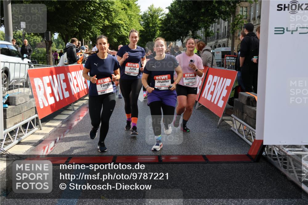 14.06.2026 - REWE Women's Run Strokosch-Dieckow http://msf.ph/oto/9787221 14.06.2026 10:14:12 Ziel 10040, 10241, 10321, 10384, 10458, 10498, 10536, 10555, 10596, 11251, 11445 meine-sportfotos.de