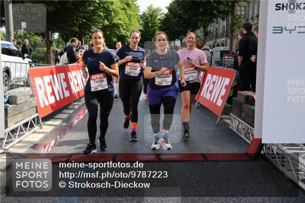 14.06.2026 - REWE Women's Run Strokosch-Dieckow http://msf.ph/oto/9787223 14.06.2026 10:14:12 Ziel 10040, 10241, 10321, 10384, 10458, 10498, 10536, 10555, 10596, 11251, 11445 meine-sportfotos.de
