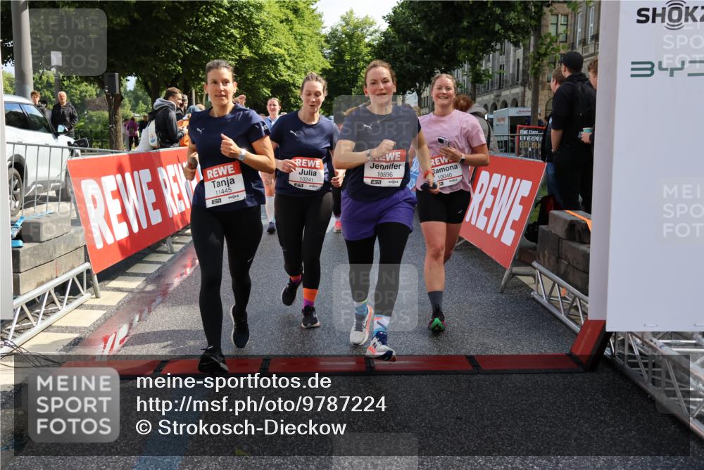 14.06.2026 - REWE Women's Run Strokosch-Dieckow http://msf.ph/oto/9787224 14.06.2026 10:14:12 Ziel 10040, 10241, 10321, 10384, 10458, 10498, 10536, 10555, 10596, 11251, 11445 meine-sportfotos.de