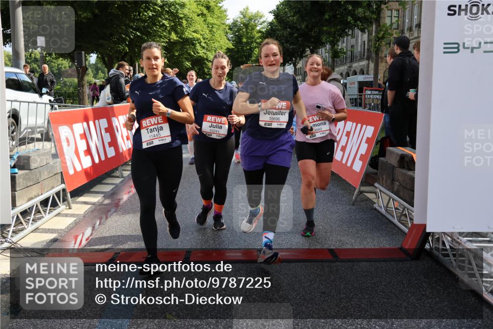 14.06.2026 - REWE Women's Run Strokosch-Dieckow http://msf.ph/oto/9787225 14.06.2026 10:14:12 Ziel 10040, 10241, 10321, 10384, 10458, 10498, 10536, 10555, 10596, 11251, 11445 meine-sportfotos.de