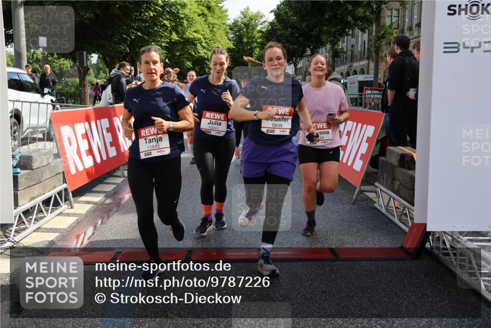 14.06.2026 - REWE Women's Run Strokosch-Dieckow http://msf.ph/oto/9787226 14.06.2026 10:14:12 Ziel 10040, 10241, 10321, 10384, 10458, 10498, 10536, 10555, 10596, 11251, 11445 meine-sportfotos.de