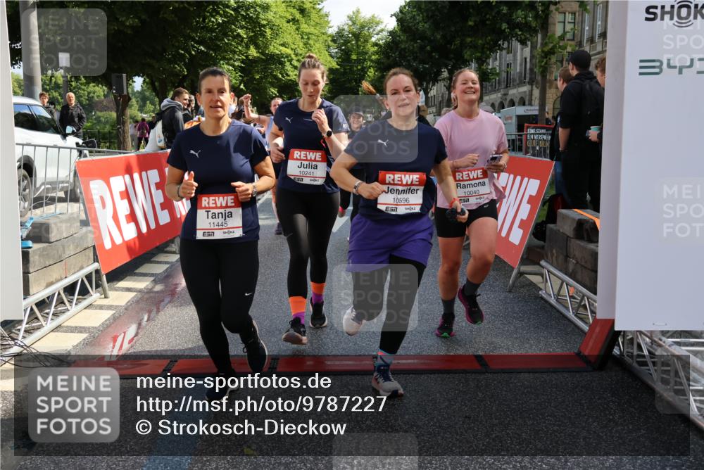 14.06.2026 - REWE Women's Run Strokosch-Dieckow http://msf.ph/oto/9787227 14.06.2026 10:14:12 Ziel 10040, 10241, 10321, 10384, 10458, 10498, 10536, 10555, 10596, 11251, 11445 meine-sportfotos.de