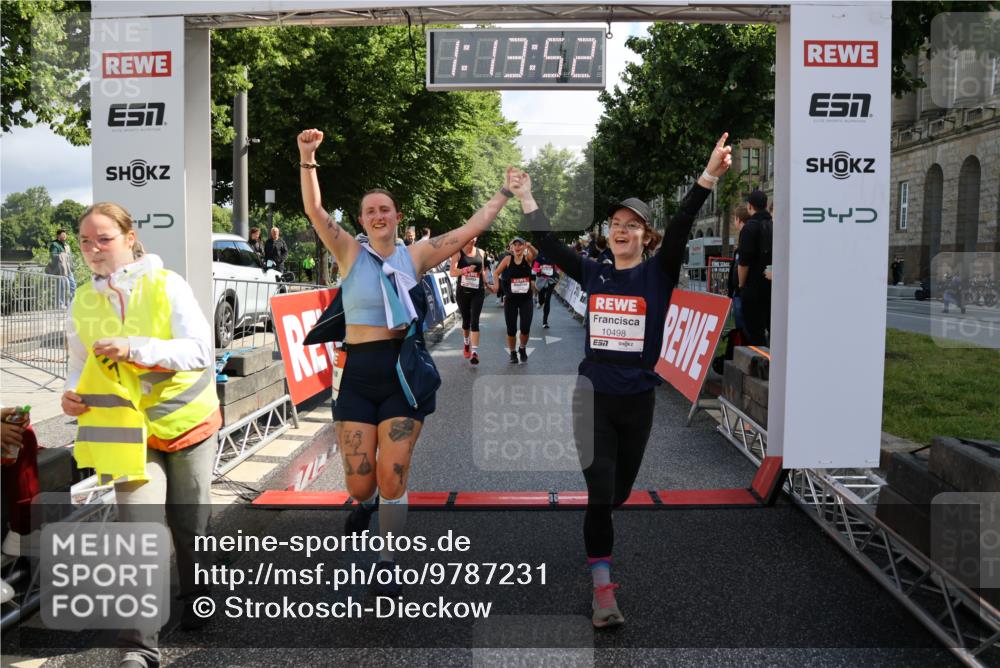 14.06.2026 - REWE Women's Run Strokosch-Dieckow http://msf.ph/oto/9787231 14.06.2026 10:14:14 Ziel 10040, 10241, 10321, 10452, 10458, 10498, 10536, 10555, 10596, 10711, 11251, 11445 meine-sportfotos.de