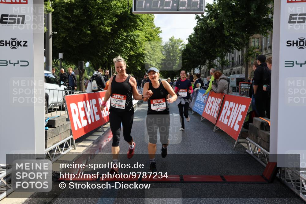 14.06.2026 - REWE Women's Run Strokosch-Dieckow http://msf.ph/oto/9787234 14.06.2026 10:14:16 Ziel 10040, 10241, 10321, 10336, 10452, 10458, 10498, 10536, 10596, 10711, 11251, 11445 meine-sportfotos.de