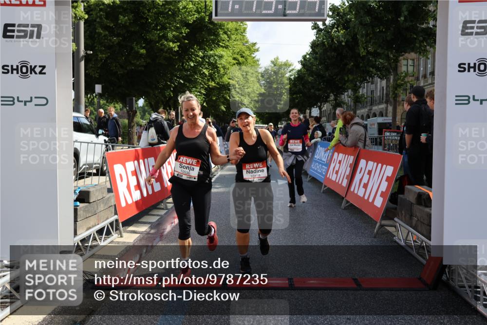 14.06.2026 - REWE Women's Run Strokosch-Dieckow http://msf.ph/oto/9787235 14.06.2026 10:14:16 Ziel 10040, 10241, 10321, 10336, 10452, 10458, 10498, 10536, 10596, 10711, 11251, 11445 meine-sportfotos.de