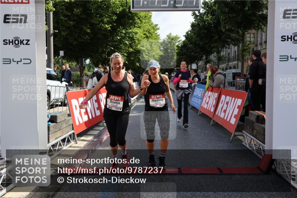 14.06.2026 - REWE Women's Run Strokosch-Dieckow http://msf.ph/oto/9787237 14.06.2026 10:14:17 Ziel 10040, 10241, 10321, 10336, 10452, 10458, 10498, 10536, 10596, 10711, 11251, 11445 meine-sportfotos.de