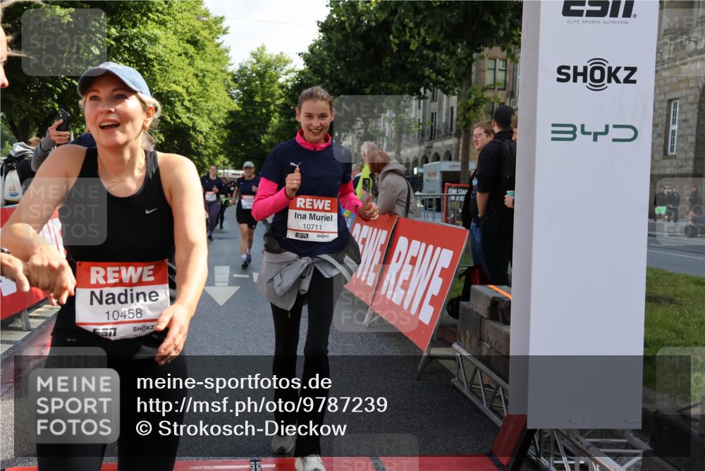 14.06.2026 - REWE Women's Run Strokosch-Dieckow http://msf.ph/oto/9787239 14.06.2026 10:14:18 Ziel 10040, 10241, 10321, 10336, 10452, 10458, 10498, 10536, 10596, 10711, 11425, 11445, 11497 meine-sportfotos.de