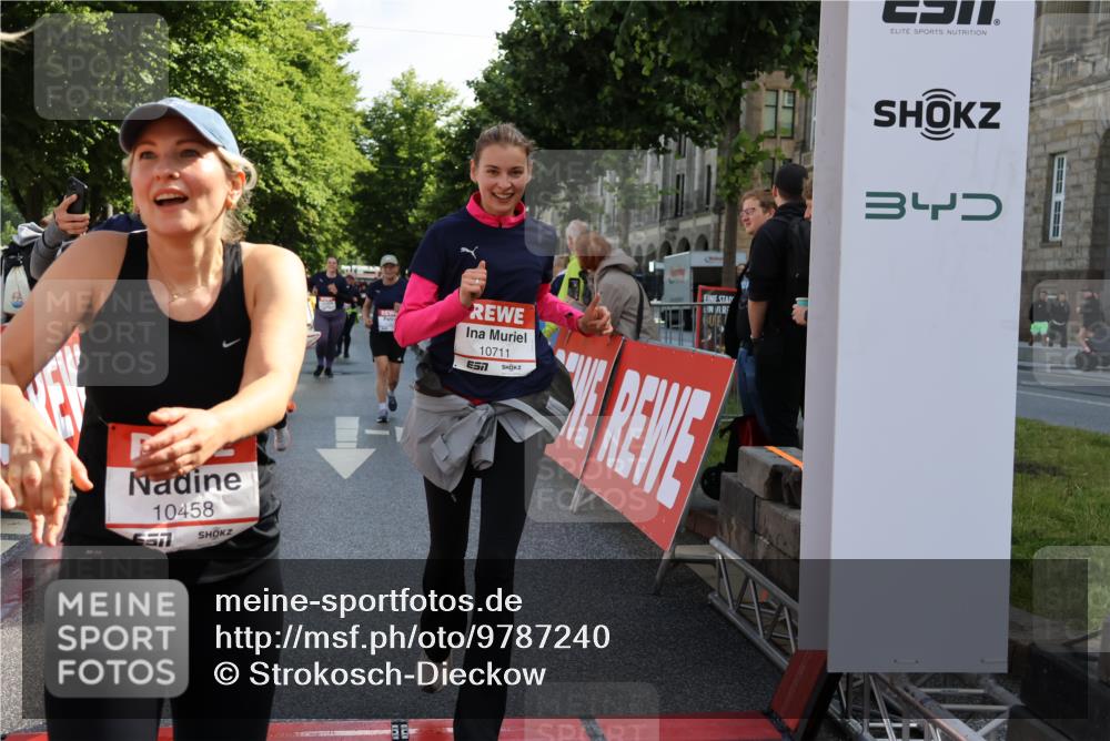 14.06.2026 - REWE Women's Run Strokosch-Dieckow http://msf.ph/oto/9787240 14.06.2026 10:14:18 Ziel 10040, 10241, 10321, 10336, 10452, 10458, 10498, 10536, 10596, 10711, 11425, 11445, 11497 meine-sportfotos.de