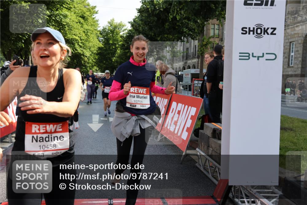14.06.2026 - REWE Women's Run Strokosch-Dieckow http://msf.ph/oto/9787241 14.06.2026 10:14:18 Ziel 10040, 10241, 10321, 10336, 10452, 10458, 10498, 10536, 10596, 10711, 11425, 11445, 11497 meine-sportfotos.de