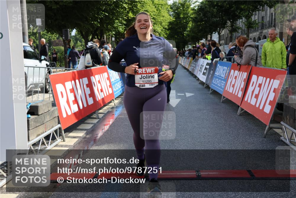 14.06.2026 - REWE Women's Run Strokosch-Dieckow http://msf.ph/oto/9787251 14.06.2026 10:14:24 Ziel 10336, 10452, 10458, 10536, 10696, 10711, 11295, 11425, 11497 meine-sportfotos.de