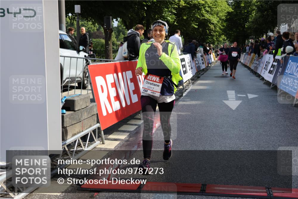 14.06.2026 - REWE Women's Run Strokosch-Dieckow http://msf.ph/oto/9787273 14.06.2026 10:14:41 Ziel 10717 meine-sportfotos.de