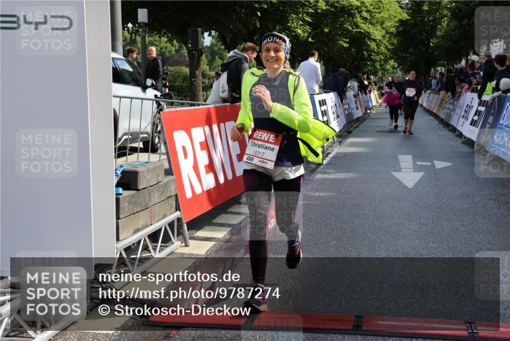 14.06.2026 - REWE Women's Run Strokosch-Dieckow http://msf.ph/oto/9787274 14.06.2026 10:14:41 Ziel 10717 meine-sportfotos.de