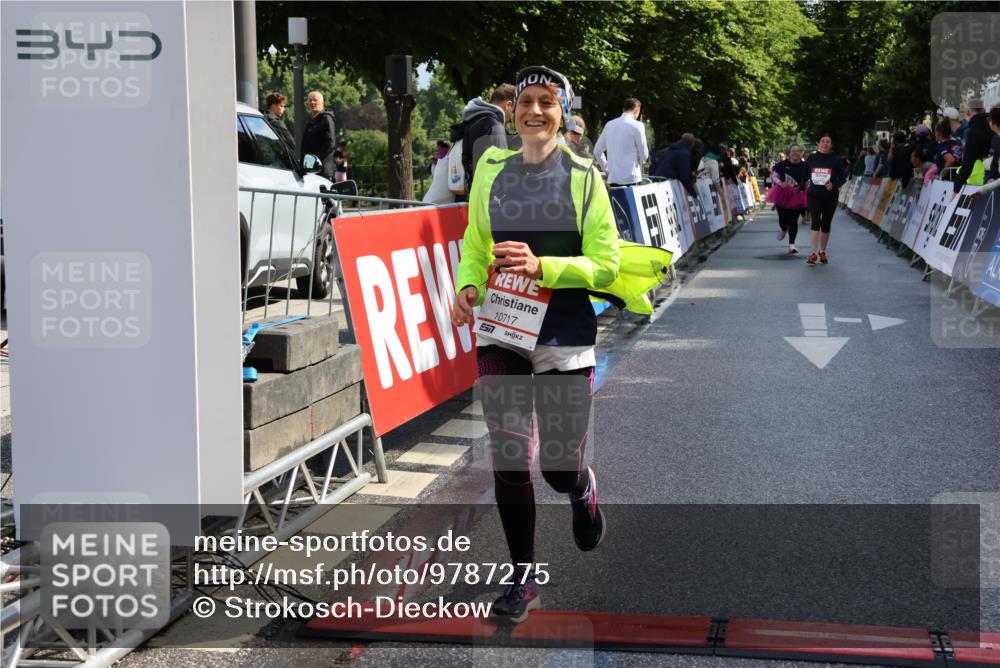 14.06.2026 - REWE Women's Run Strokosch-Dieckow http://msf.ph/oto/9787275 14.06.2026 10:14:41 Ziel 10717 meine-sportfotos.de