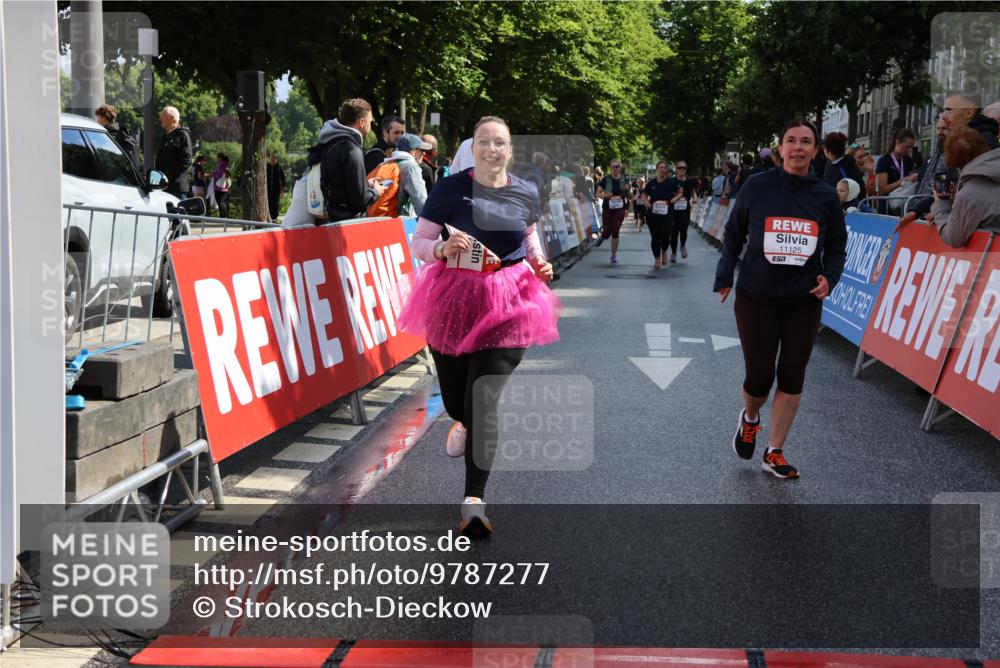 14.06.2026 - REWE Women's Run Strokosch-Dieckow http://msf.ph/oto/9787277 14.06.2026 10:14:47 Ziel 10716, 10717, 11125 meine-sportfotos.de