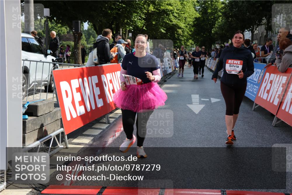 14.06.2026 - REWE Women's Run Strokosch-Dieckow http://msf.ph/oto/9787279 14.06.2026 10:14:47 Ziel 10716, 10717, 11125 meine-sportfotos.de