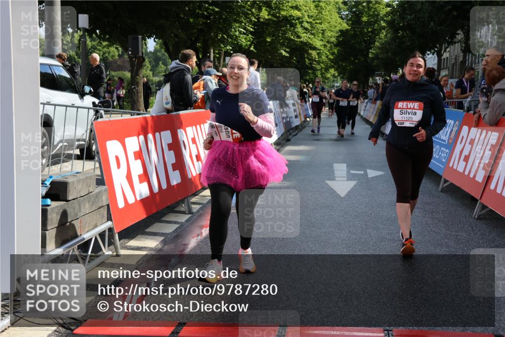 14.06.2026 - REWE Women's Run Strokosch-Dieckow http://msf.ph/oto/9787280 14.06.2026 10:14:47 Ziel 10716, 10717, 11125 meine-sportfotos.de