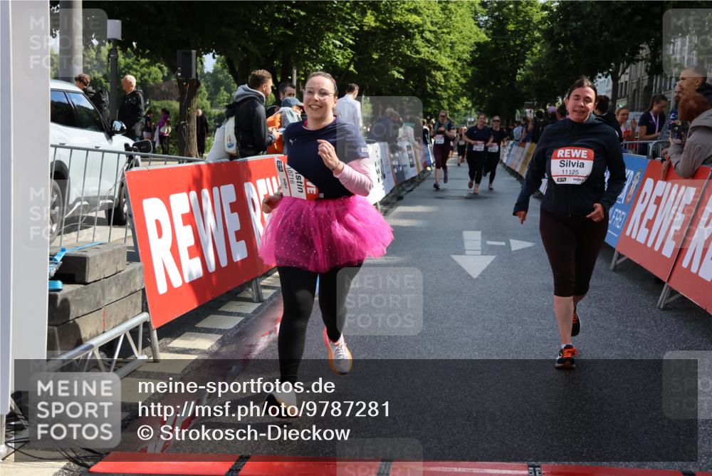 14.06.2026 - REWE Women's Run Strokosch-Dieckow http://msf.ph/oto/9787281 14.06.2026 10:14:47 Ziel 10716, 10717, 11125 meine-sportfotos.de