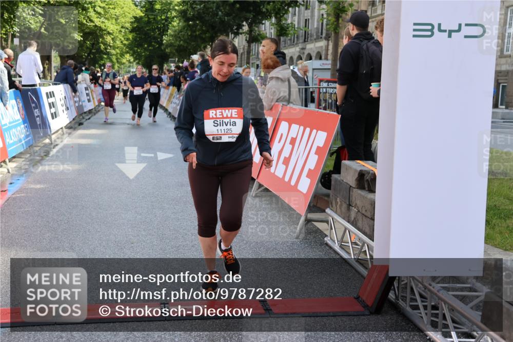 14.06.2026 - REWE Women's Run Strokosch-Dieckow http://msf.ph/oto/9787282 14.06.2026 10:14:48 Ziel 10716, 10717, 11125 meine-sportfotos.de