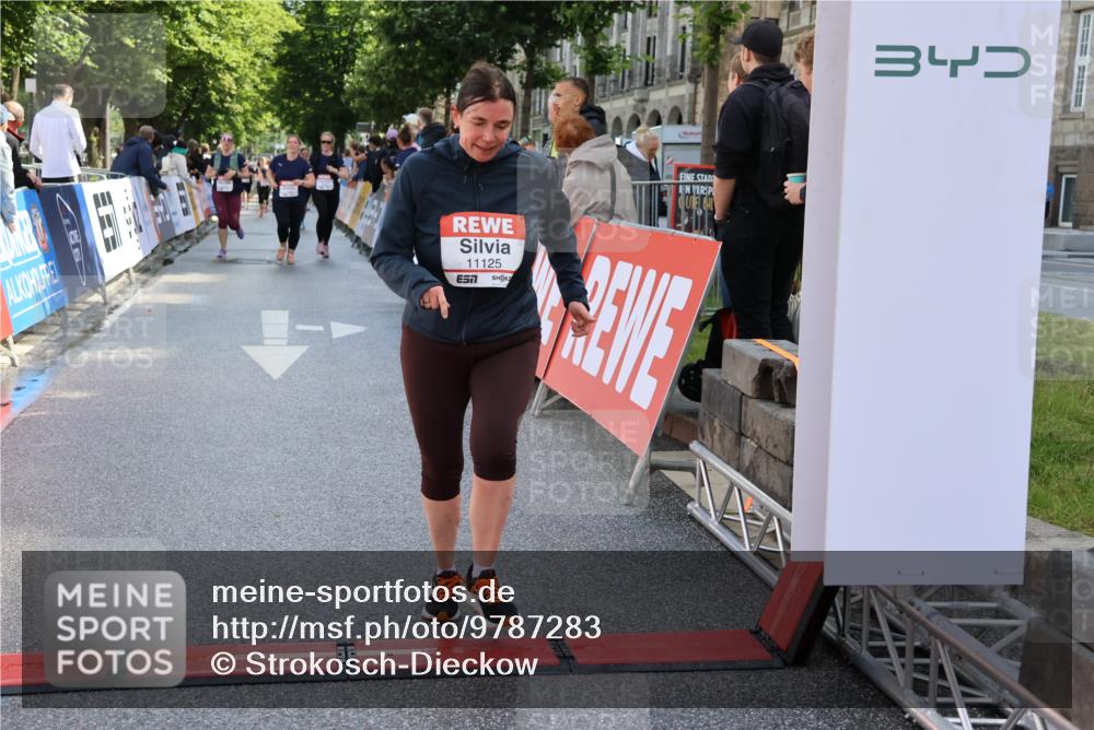 14.06.2026 - REWE Women's Run Strokosch-Dieckow http://msf.ph/oto/9787283 14.06.2026 10:14:48 Ziel 10716, 10717, 11125 meine-sportfotos.de